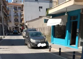 Οδός Σωκράτους:  Παράνομα παρκαρισμένα και σπασμένα κολωνάκια