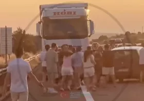 Τούρκοι τουρίστες πιάστηκαν στα χέρια στο τελωνείο Κήπων (video)