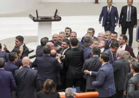 Ξύλο στην τουρκική Βουλή για τον προϋπολογισμό – Βίντεο