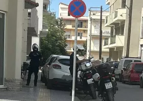 Κλήσεις μοίρασε η Τροχαία σε παράνομα παρκαρισμένα στην οδό Πουρνάρα 