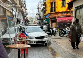 Βενιζέλου: Πτώση σοβάδων στον πεζόδρομο – ΕΙΚΟΝΕΣ