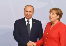 Financial Times: Μέρκελ ή Ντράγκι σκέφτονται οι Ευρωπαίοι για κοινό διαπραγματευτή με τον Πούτιν