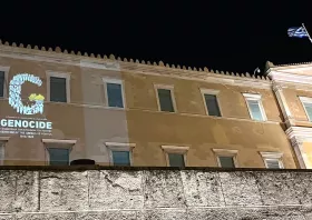 Η Βουλή των Ελλήνων φωταγωγήθηκε στο λογότυπο της Γενοκτονίας