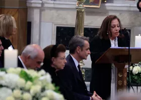 «Όλος ο Ελληνισμός μιλάει για εσένα»: Βουρκωμένη η Χαρούλα Αλεξίου στον επικήδειο για τη Μαρινέλλα