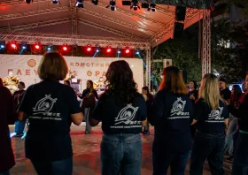 Ήχους και στίχους της Θράκης γέμισε η πλατεία Ειρήνης – ΕΙΚΟΝΕΣ & ΒΙΝΤΕΟ
