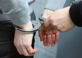 Χειροπέδες σε δράστη για διαρρήξεις καταστημάτων στο Διδυμότειχο