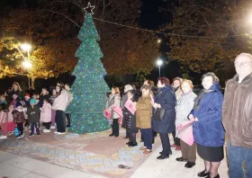 Όμορφη παραδοσιακή χριστουγεννιάτικη γιορτή στην Αίγειρο