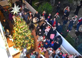 Πλατιά χαμόγελα στο χριστουγεννιάτικο δέντρο των Βρεφονηπιακών Σταθμών της Μητρόπολης