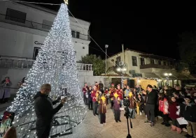 Ξυλαγανή: Γιορτινές στιγμής στη φωταγώγηση του χριστουγεννιάτικου δέντρου
