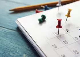 Αργίες 2026: Πότε πέφτουν τα τριήμερα της νέας χρονιάς