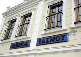 Φωταγωγείται  το χριστουγεννιάτικο  δέντρο Ιάσμου