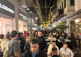 Πλήθος κόσμου κατέκλυσε τους δρόμους της Κομοτηνής την Λευκή Νύχτα 