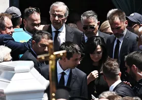 Πλήθος κόσμου στο τελευταίο «αντίο» στη Λένα Σαμαρά