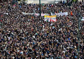 Το 2025: Μια χαμένη χρονιά  για την πολιτική,  όχι όμως για την κοινωνία