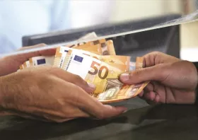 Υπ. Οικονομικών: Σε ισχύ από τα οικονομικά μέτρα – Καταβάλλονται 250 ευρώ σε χαμηλοσυνταξιούχους