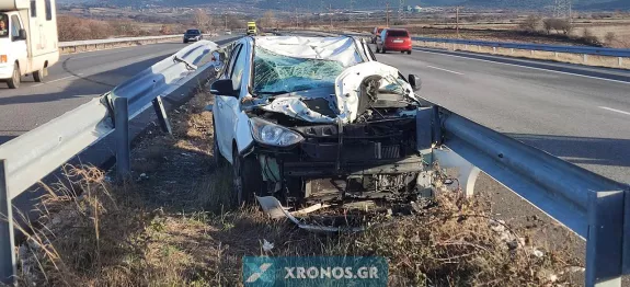 Διαλύθηκε το αυτοκίνητο, σώοι οι επιβάτες Διαλύθηκε το αυτοκίνητο, σώοι οι επιβάτες