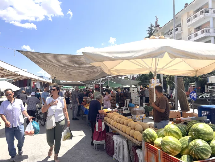 Ζωντανή κόντρα σε ακρίβεια και παράνομους πάγκους η Λαϊκή Αγορά Κομοτηνής