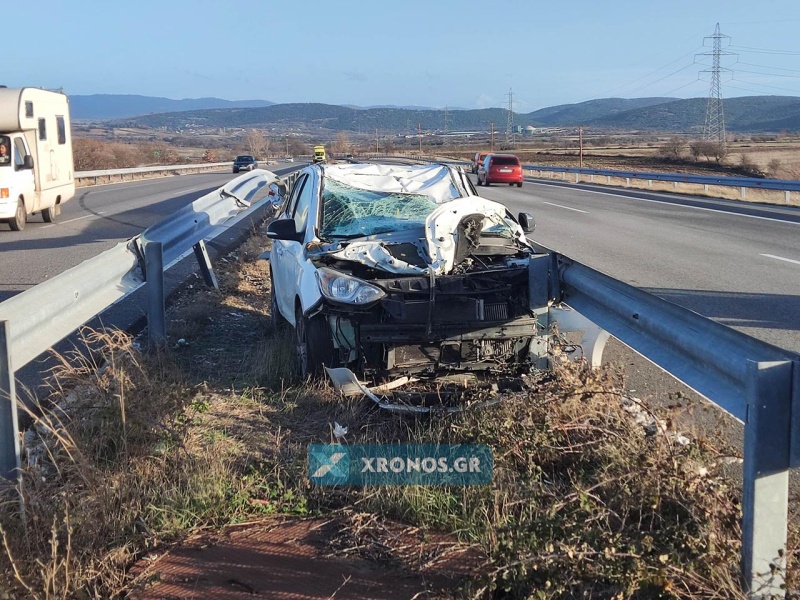 Διαλύθηκε το αυτοκίνητο, σώοι οι επιβάτες Διαλύθηκε το αυτοκίνητο, σώοι οι επιβάτες