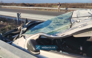 Διαλύθηκε το αυτοκίνητο, σώοι οι επιβάτες Διαλύθηκε το αυτοκίνητο, σώοι οι επιβάτες