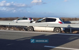 Διαλύθηκε το αυτοκίνητο, σώοι οι επιβάτες Διαλύθηκε το αυτοκίνητο, σώοι οι επιβάτες