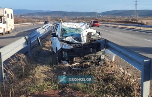 Διαλύθηκε το αυτοκίνητο, σώοι οι επιβάτες Διαλύθηκε το αυτοκίνητο, σώοι οι επιβάτες
